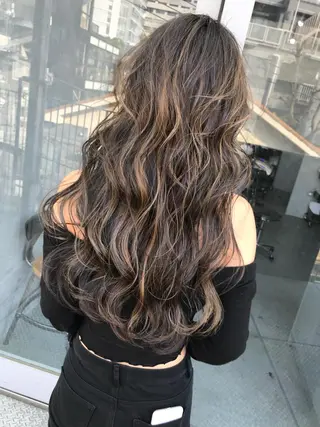 ロング カラー TOMOYAレイヤー ブリーチ縮毛矯正のヘアスタイル