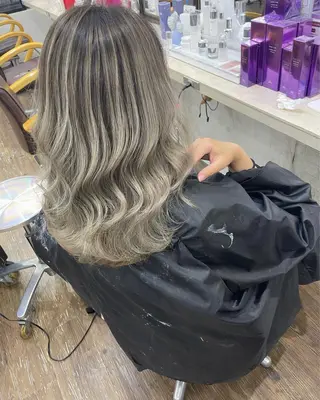 セミロング カラー ヒカ/外国人風 デザインカラーのヘアスタイル