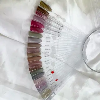 ネイル esNAIL新宿西口店所属・emi esNAILのネイルデザイン