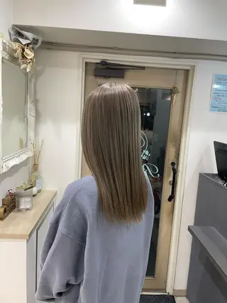 セミロング cinq PROJECT所属・ミルクティーベージュ /三村克彦のヘアスタイル