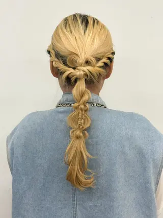 ロング ヘアアレンジ rebloom所属・山之内匠/艶カラー/ ハイトーン/ブリーチのヘアスタイル