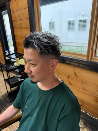 ショート カラー パーマ メンズ 古賀 雄大のヘアスタイル