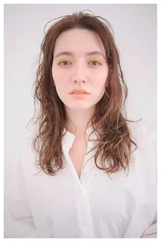 セミロング カラー パーマ 小田川 竜也のヘアスタイル