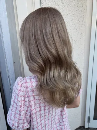 セミロング ブリーチカラー💛 髪質改善✨のヘアスタイル