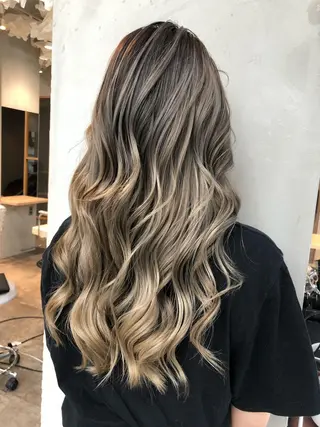 ロング 顔タイプ診断®︎ ハイトーンカラーのヘアスタイル