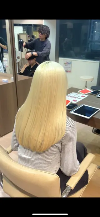 ロング カラー ケアブリーチカラー ✨️透明感カラーのヘアスタイル