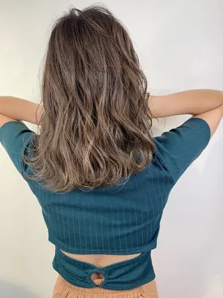 ミディアム ＿WHITE鳳店 アンダーバーホワイトのヘアスタイル