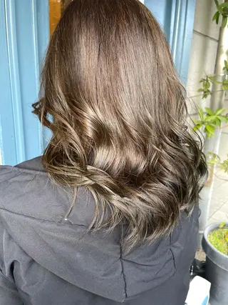 セミロング ブリーチ毛矯正.髪質 改善.髪にドラマをのヘアスタイル