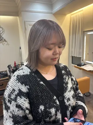 ミディアム カラー 栗林 茉那のヘアスタイル