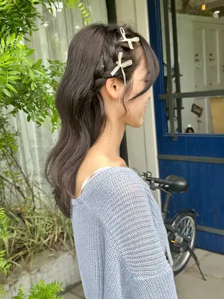 ロング ヘアアレンジ rebloom所属・山之内匠/艶カラー/ ハイトーン/ブリーチのヘアスタイル