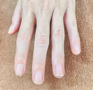ネイル 自爪とネイルケア専門サロン　プリナチュール所属・吉岡 泉のネイルデザイン