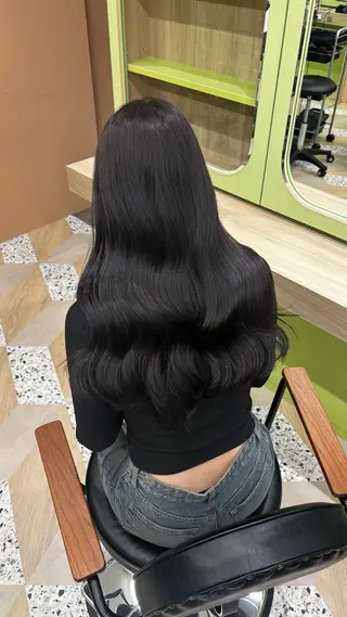 ロング シオン/艶髪/ グレージュカラーのヘアスタイル