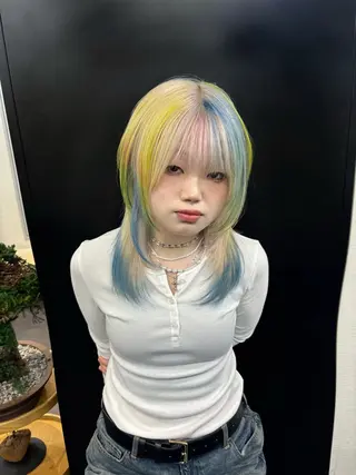 セミロング カラー ミリ/原宿/ハイ トーンカラー💫のヘアスタイル