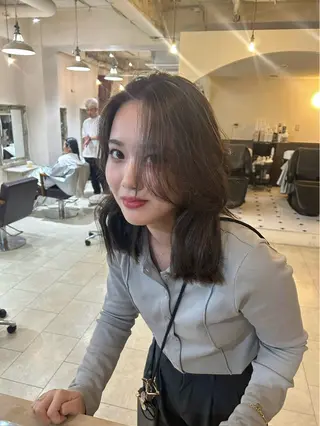 ミディアム Maho/海外 レイヤー/ハイトーンのヘアスタイル