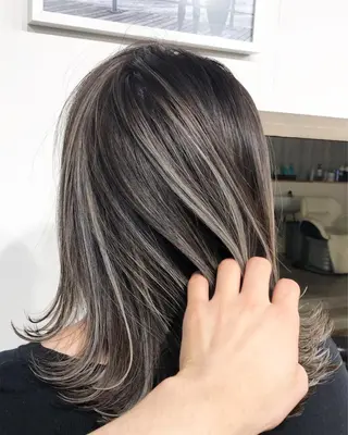 ミディアム カラー タカハシ ユウキのヘアスタイル