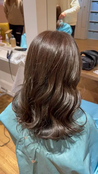 セミロング カラー 関 彩花のヘアスタイル