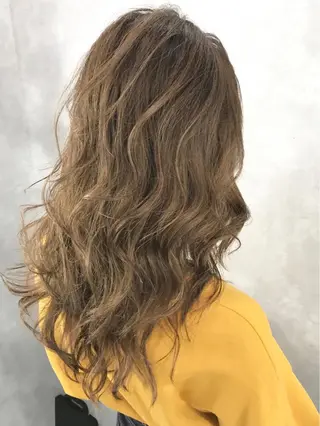 セミロング カラー TOMOYAレイヤー ブリーチ縮毛矯正のヘアスタイル