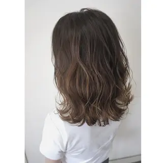 ミディアム 山本 茉希のヘアスタイル