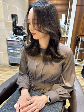 ミディアム カラー レイヤーカット /透明感/千葉怜寿のヘアスタイル