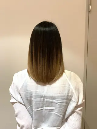 セミロング ケアリスト 秋元のヘアスタイル