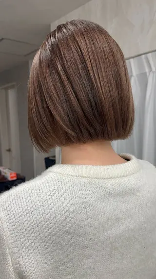 ショート 前髪カット🩶レイヤ ー🩶ハイトーン🩶のヘアスタイル