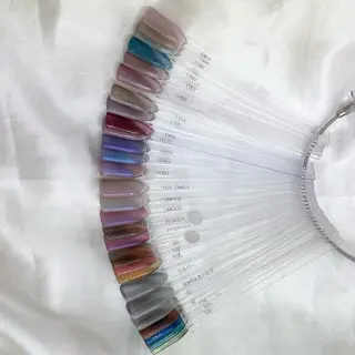 ネイル esNAIL新宿西口店所属・emi esNAILのネイルデザイン