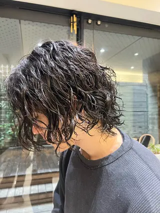 ミディアム パーマ メンズ コテ巻き風パーマ 岩成健志郎のヘアスタイル