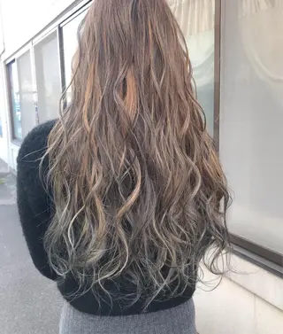 ロング カラー ヘアアレンジ Mariana/ 鶴原-ハイライトのヘアスタイル