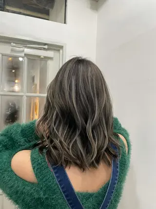 ミディアム 白いハイライト🤍 タナカリョウスケのヘアスタイル