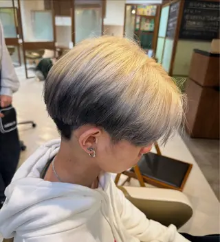 カラー epris所属・ハイトーン/デザイン KURUMIのヘアスタイル