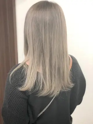 セミロング カラー ヤナ マネージャーのヘアスタイル