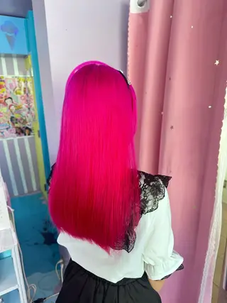 セミロング Hair salon TOMMY所属・♮やっしー♮ 🌈派手髪🌈のヘアスタイル