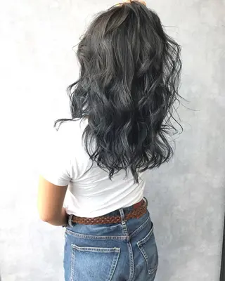 セミロング カラー TOMOYAレイヤー ブリーチ縮毛矯正のヘアスタイル