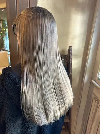 ロング カラー 秋山 桃子のヘアスタイル