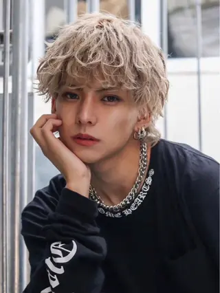 ショート カラー パーマ ヘアアレンジ メンズ キッズ 西口徒歩20秒　寒色 カラーミディアムヘアのヘアスタイル