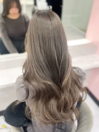 ロング XENA RENA 名駅 / 艶カラーのヘアスタイル