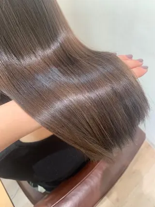 セミロング カラー ﾎｯﾄﾍﾟｯﾊﾟｰ に移行中【かな】のヘアスタイル