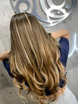 ロング カラー ヘアアレンジ 🍑🧋ハイトーン 暖色カラーlucaのヘアスタイル