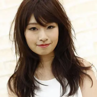 セミロング カラー 岩出 俊のヘアスタイル