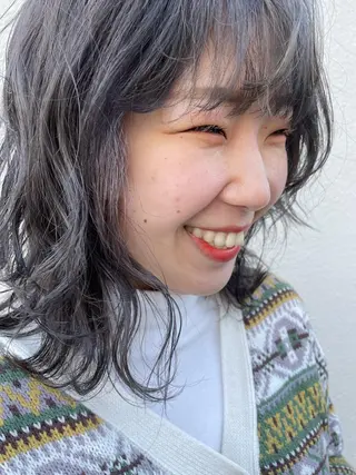 ミディアム カラー tomo🍒パーマ ハイトーン似合わせのヘアスタイル