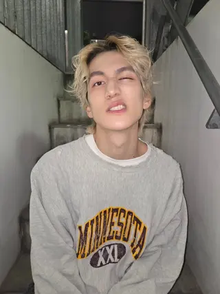 メンズ メンズ ヘアメイク ハイトーン キャロのヘアスタイル