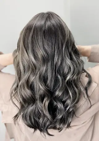 ロング ネイル カラー パーマ ヘアアレンジ マツエク・マツパ メンズ キッズ ブリーチ特化型✂️ ハイトーンカラー👨のヘアスタイル