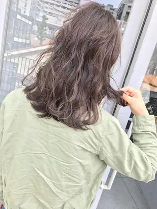 ミディアム カラー TOMOYAレイヤー ブリーチ縮毛矯正のヘアスタイル