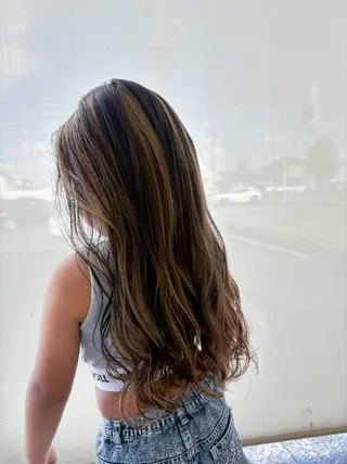 セミロング ハイトーン、ブリーチ 🤍足立里湖のヘアスタイル
