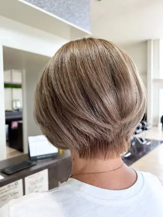 ショート カラー 中川 友貴のヘアスタイル