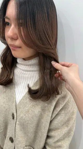セミロング ニシザカ マナのヘアスタイル