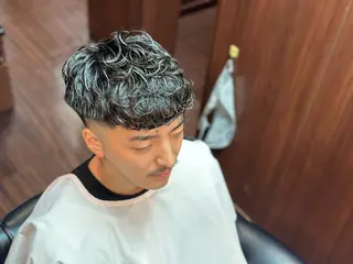 ミディアム パーマ 岡崎 海人のヘアスタイル