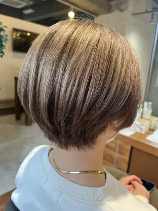 ショート カラー hair  bh.maara所属・bh.maara デザイン／ハイトーンのヘアスタイル