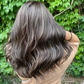ロング カラー 🌈8月末までシャ イン輝きハイトーン✨のヘアスタイル
