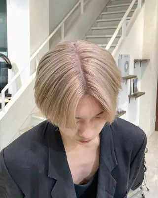 ショート VIEW　BLEACH所属・ハイトーンカラー/ 艶髪カラー/タクミのヘアスタイル